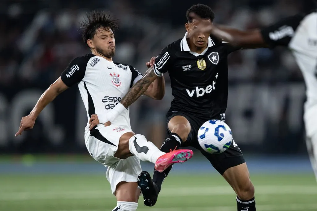 RJ – RIO DE JANEIRO – 26/07/2025 – BRASILEIRO A 2025, BOTAFOGO X CORINTHIANS – Newton jogador do Botafogo disputa lance com Angel Romero jogador do Corinthians durante partida no estadio Engenhao pelo campeonato Brasileiro A 2025. Foto: Jorge Rodrigues/AGIF