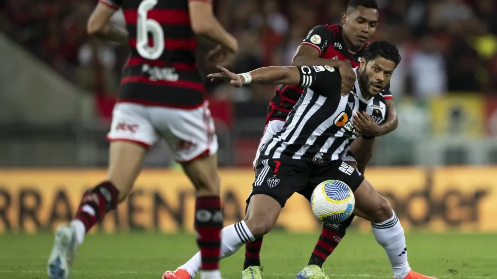 Alex Sandro e Hulk durante duelo entre Flamengo x Atlético-MG – Foto: Jorge Rodrigues/AGIF
