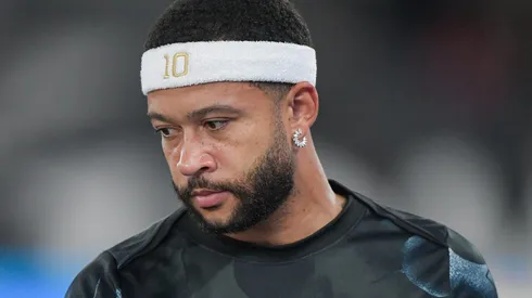 Memphis Depay durante aquecimento antes de partida entre Botafogo e Corinthians, no Estádio Nilton Santos, pelo Brasileirão.