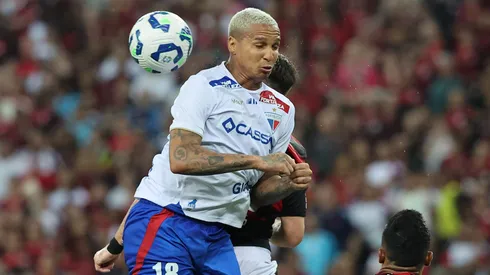 Deyverson, atacante do Fortaleza numa partida do campeonato brasileiro contra o Flamengo (Foto: Wagner Meier/Getty Images)