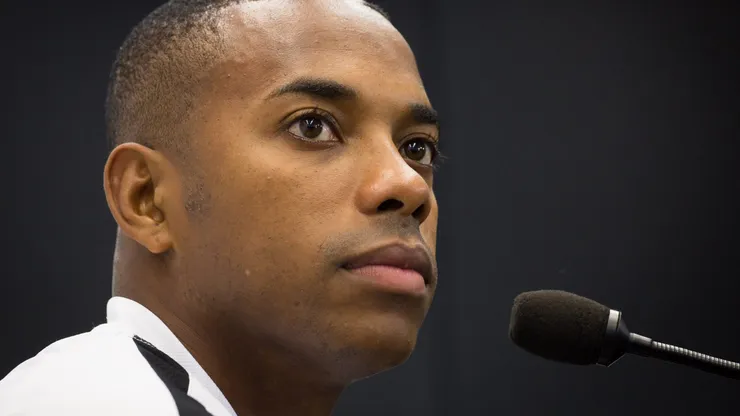 Robinho durante entrevista coletiva, em 2015.