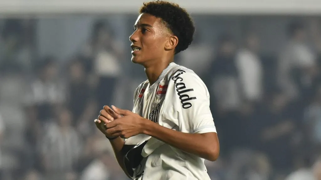 Robinho Jr comemorando. Foto: Jota Erre/AGIF