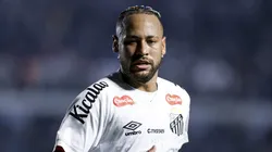 Neymar, jogador do Santos em partida pelo campeonato brasileiro contra o Flamengo, na Vila Belmiro (Foto: Ricardo Moreira/Getty Images)