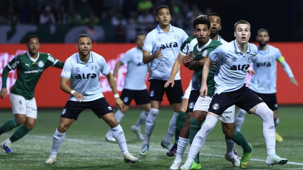 Lucas Evangelista jogador do Palmeiras disputa lance com Igor jogador do Gremio. Foto: Marcello Zambrana/AGIF