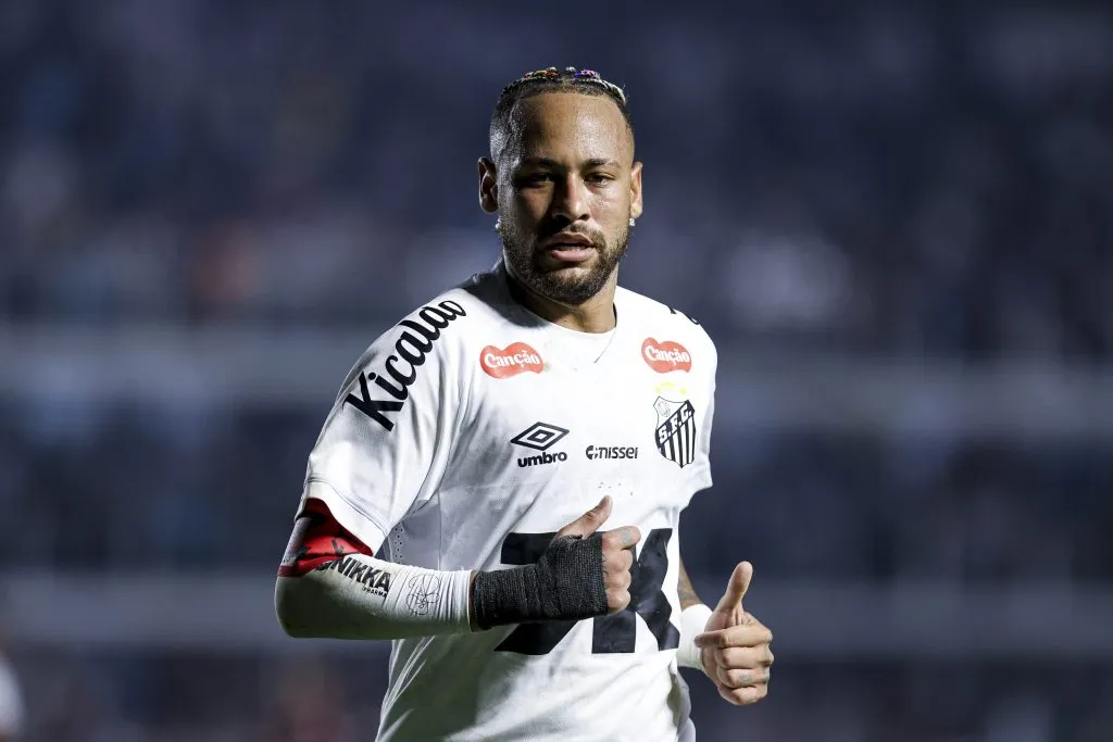Neymar acusou torcedor de ter ofendido ele e sua família. (Photo by Ricardo Moreira/Getty Images)
