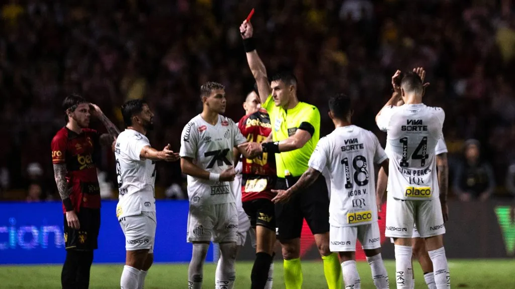 Rincón foi expulso contra o Sport. Foto: Rafael Vieira/AGIF.