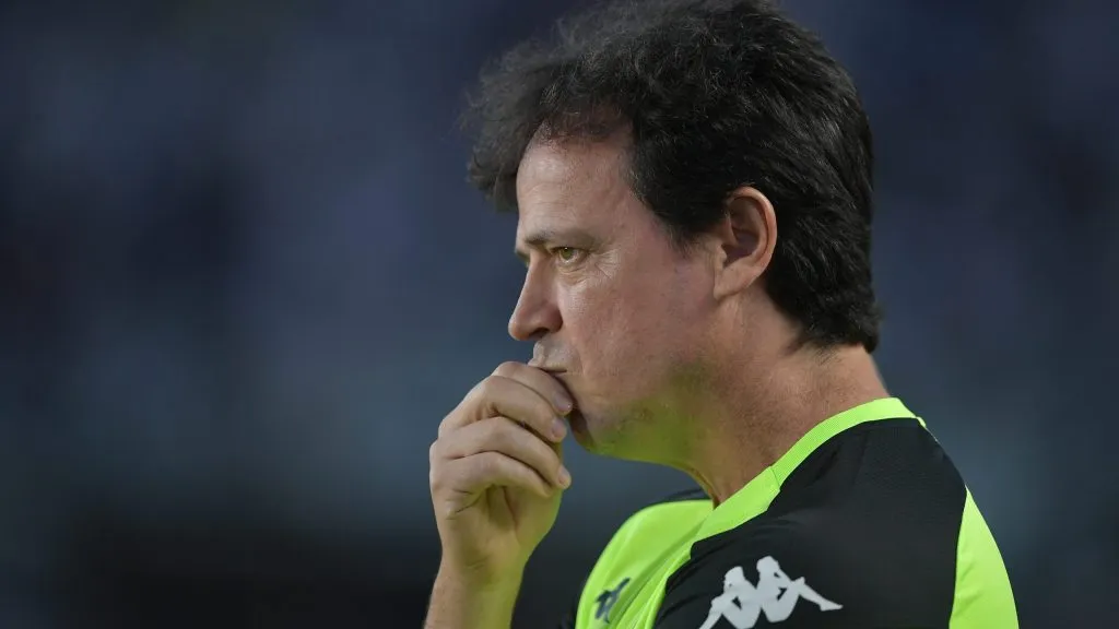 Fernando Diniz pensativo. Foto: Thiago Ribeiro/AGIF