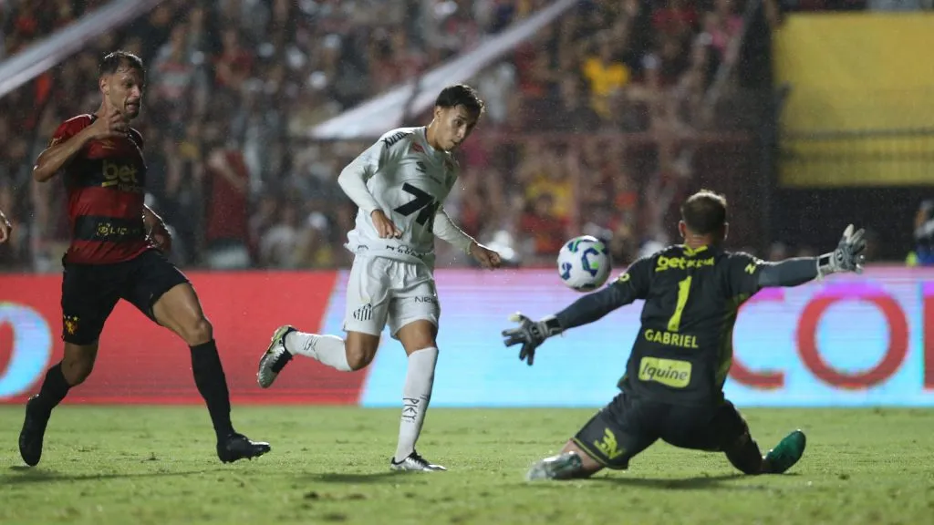 Gabriel Bontempo jogador do Santos durante a partida entre Sport e Santos no Estadio da Ilha do Retiro em Recife (PE). Foto: Marlon Costa/AGIF