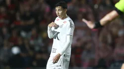 Gabriel Bontempo jogador do Santos comemora seu gol durante a partida entre Sport e Santos no Estadio da Ilha do Retiro em Recife (PE). Foto: Marlon Costa/AGIF