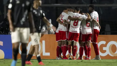 Jogador do Internacional comemora gol durante partida contra o Vasco - Foto: Jorge Rodrigues/AGIF