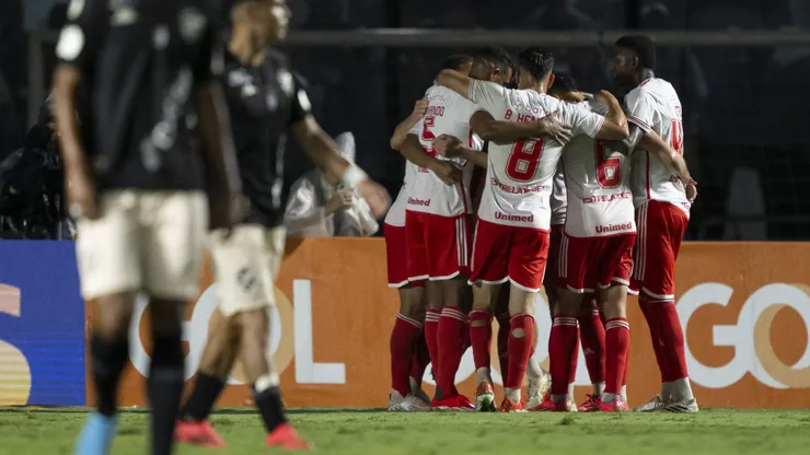 Jogador do Internacional comemora gol durante partida contra o Vasco - Foto: Jorge Rodrigues/AGIF