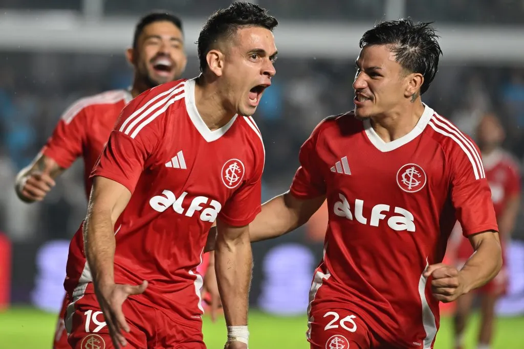 Borre jogador do Internacional comemora seu gol durante partida contra o Santos no estadio Vila Belmiro pelo campeonato Brasileiro A 2025. Foto: Jota Erre/AGIF