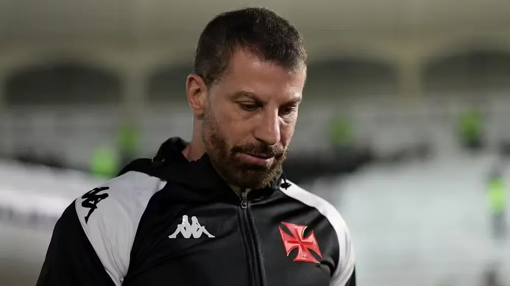 Faixa nos céus de Copacabana expõe tensão com Pedrinho e torcida do Vasco