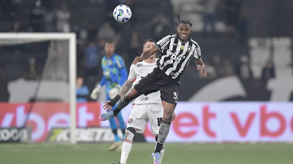 Kaio Fernando jogador do Botafogo durante partida contra o Vitoria no estadio Engenhao pelo campeonato Brasileiro A 2025. Foto: Thiago Ribeiro/AGIF