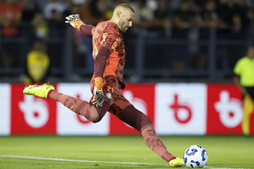 Weverton foi um dos destaques com uma defesa importante para o Palmeiras  (Photo by Miguel Schincariol/Getty Images)