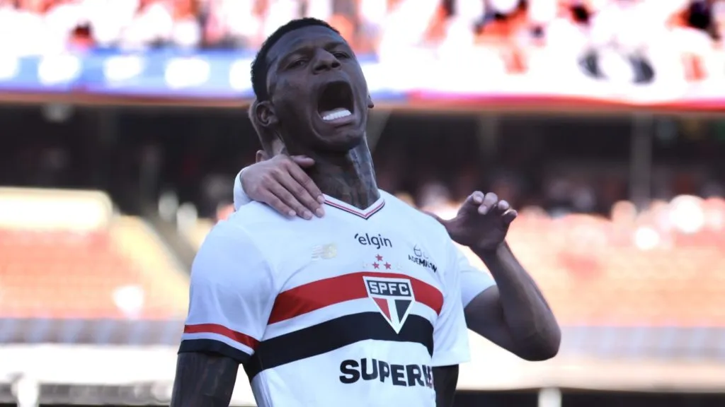 Arboleda jogador do São Paulo comemora seu gol durante partida contra o Fluminense – Foto: Marcello Zambrana/AGIF
