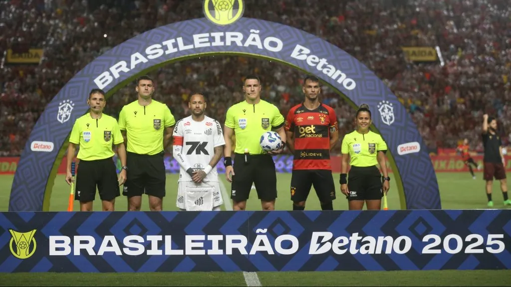 Rafael Klein Arbitro da partida entre Sport e Santos no Estadio da Ilha do Retiro em Recife (PE), pelo campeonato brasileiro Serie A. Foto: Marlon Costa/AGIF