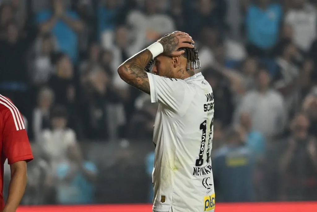 Neymar Jr jogador do Santos lamenta durante partida contra o Internacional no estádio Vila Belmiro pelo campeonato Brasileiro A 2025.  Foto: Jota Erre/AGIF