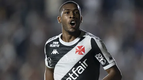 Belo gol de Rayan contra o Inter arrancou elogios da torcida do Vasco