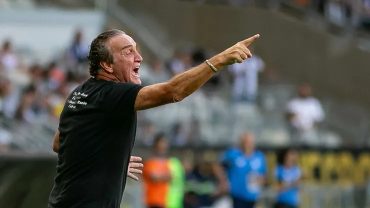 Cuca técnico do Atlético-MG durante partida contra o Botafogo no estadio Mineirao pelo campeonato Brasileiro A 2025. Foto: Fernando Moreno/AGIF