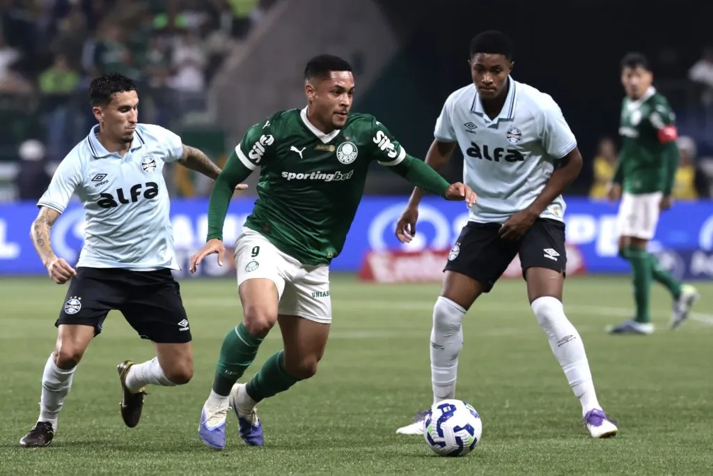 Vitor Roque, jogador do Palmeiras disputa lance com Dodi jogador do Gremio durante partida no estadio Arena Allianz Parque pelo campeonato Brasileiro A 2025. Foto: Marcello Zambrana/AGIF