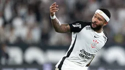 Memphis Depay jogador do Corinthians comemora seu gol durante partida contra o Botafogo - Foto: Jorge Rodrigues/AGIF
