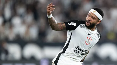 Memphis Depay jogador do Corinthians comemora seu gol durante partida contra o Botafogo - Foto: Jorge Rodrigues/AGIF