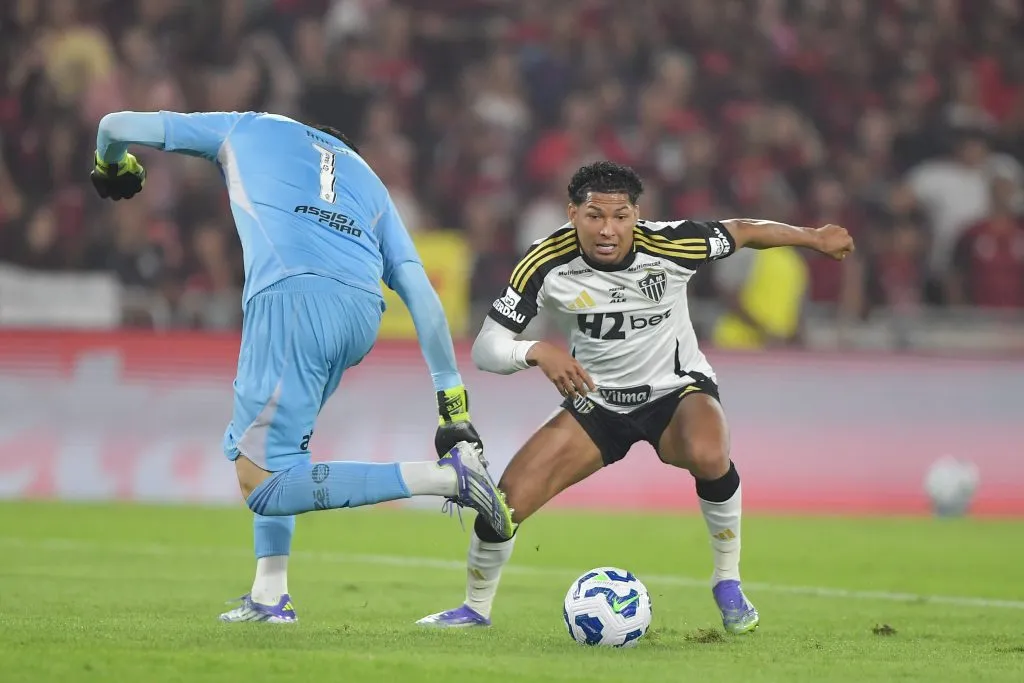 Rony dribla Rossi, finaliza, mas Varela salva em lance incrível no Maracanã. Foto: Thiago Ribeiro/AGIF