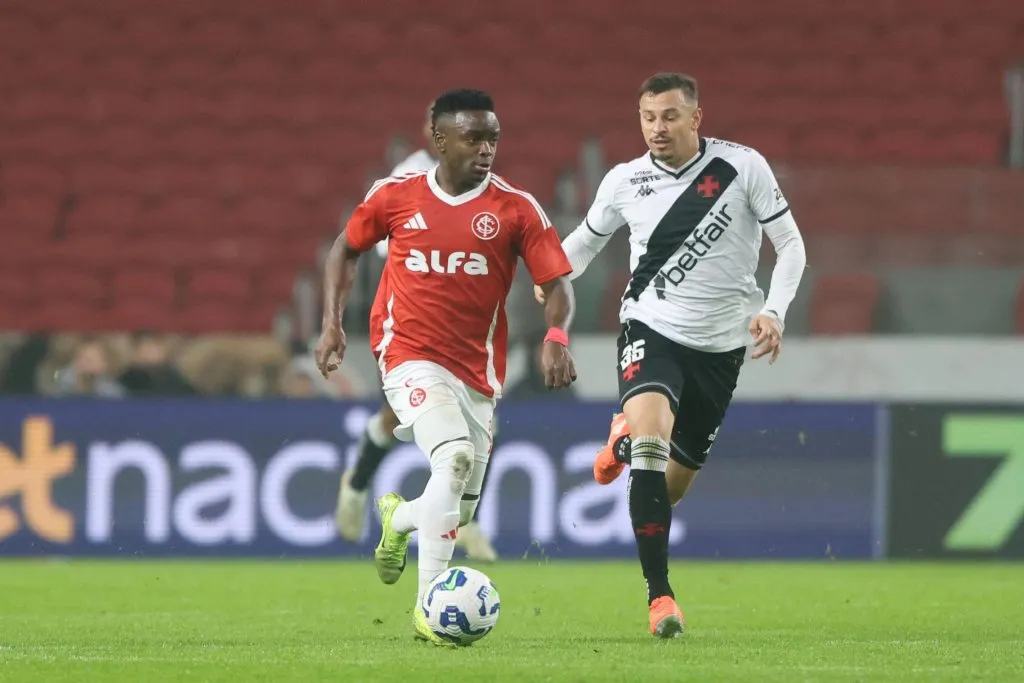 Carbonero disputa lance com jogador do Vasco durante duelo no Beira-Rio neste domingo. Foto: Ricardo Duarte