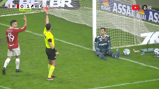 O árbitro Flavio Rodrigues de Souza expulsou Léo Jardim por cera no Beira Rio. Foto: Reprodução.