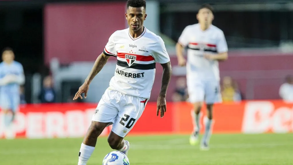 Marcos Antônio em ação contra o Fluminense – Foto: Marco Miatelo/AGIF