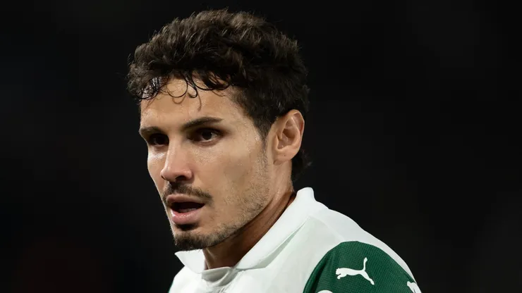 RJ - RIO DE JANEIRO - 23/07/2025 - BRASILEIRO A 2025, FLUMINENSE X PALMEIRAS - Raphael Veiga jogador do Palmeiras durante partida contra o Fluminense no estadio Maracana pelo campeonato Brasileiro A 2025.