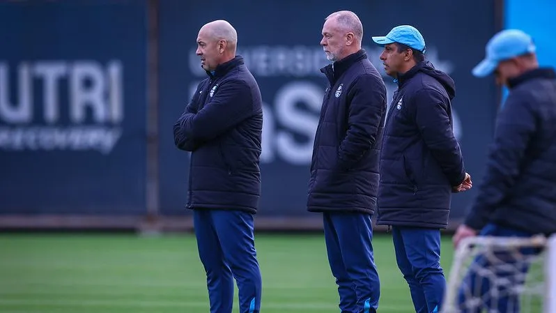 Mano Menezes de olho na preparação do Imortal – FOTO: LUCAS UEBEL/GREMIO FBPA