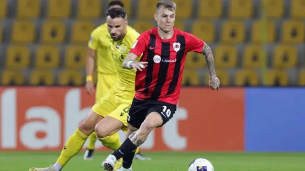 Roger Guedes em ação pelo Al-Rayyan – Foto: Neville Hopwood/Getty Images