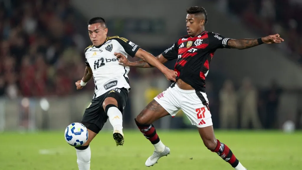 Bruno Henrique jogador do Flamengo disputa lance com Cuello jogador do Atletico-MG durante partida no estadio Maracana pelo campeonato Brasileiro A 2025. Foto: Jorge Rodrigues/AGIF