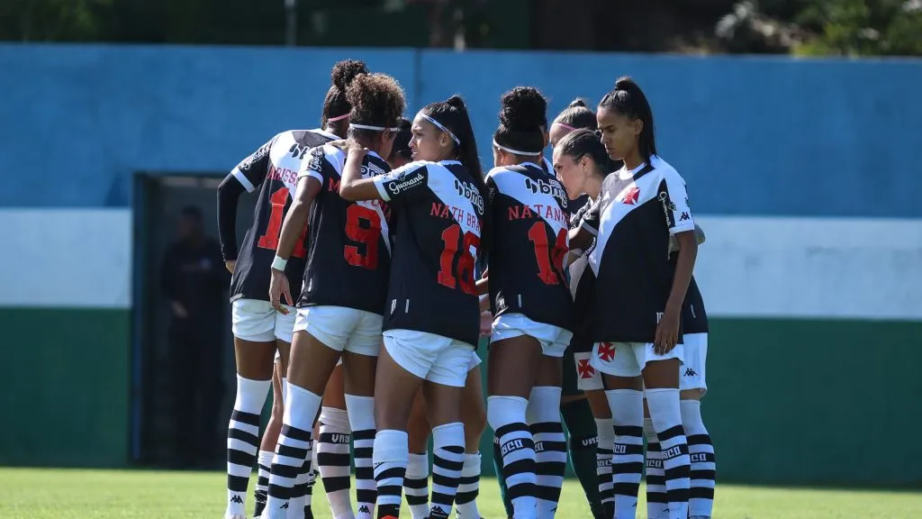 Elenco feminino do Vasco em campo