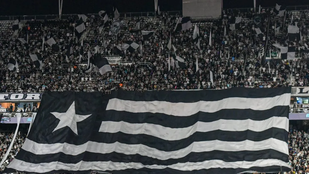 Torcedores do Botafogo lotando o Estádio Nilton Santos – Foto: Thiago Ribeiro/AGIF