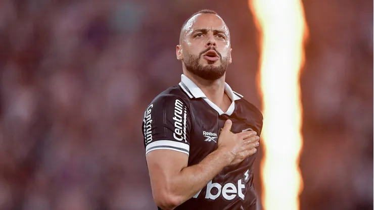 Arthur Cabral comemorando gol pelo Botafogo. Foto: Thiago Ribeiro/AGIF
