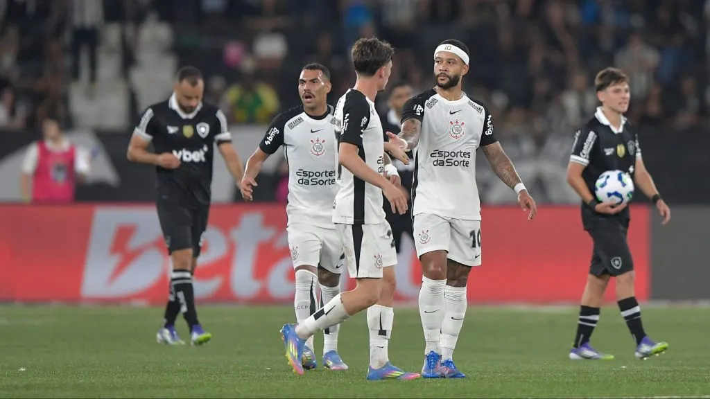 Memphis Depay jogador do Corinthians comemora seu gol durante partida contra o Botafogo no estadio Engenhao pelo campeonato Brasileiro A 2025. Foto: Thiago Ribeiro/AGIF