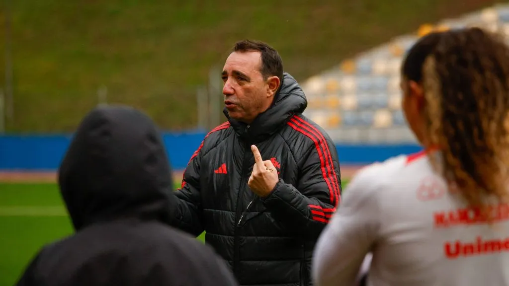 Treinador Maurício Salgado em treinamento do Internacional Feminino
