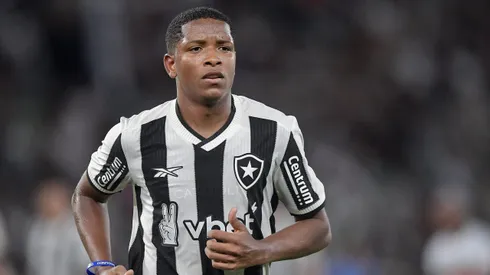 Yarlen jogador do Botafogo durante partida contra o Portuguesa Rio no estadio Engenhao pelo campeonato Carioca 2025. Foto: Thiago Ribeiro/AGIF