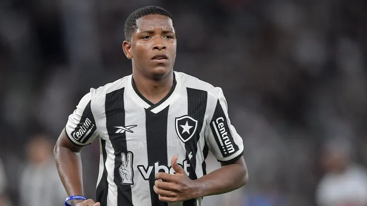 Yarlen jogador do Botafogo durante partida contra o Portuguesa Rio no estadio Engenhao pelo campeonato Carioca 2025. Foto: Thiago Ribeiro/AGIF