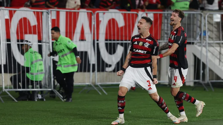 Léo Ortiz comemorando o seu gol contra o Atlético Mineiro (Photo by Wagner Meier/Getty Images)