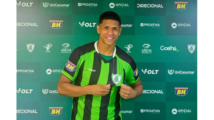 Cauan Barrosm, volante do América-MG, sendo apresentado (Foto: Foto: Mourão Panda / América-MG)