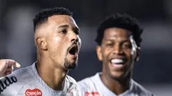 Zagueiro santista comemorando gol lado de Gil e Barreal.