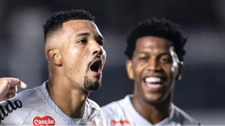 Zagueiro santista comemorando gol lado de Gil e Barreal.