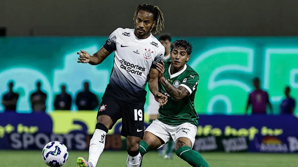 Facundo Torres jogador do Palmeiras disputa lance com Andre Carrillo jogador do Corinthians durante partida no estadio Arena Barueri pelo campeonato Brasileiro A 2025. Foto: Fabio Giannelli/AGIF