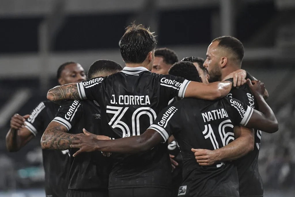 Arthur Cabral jogador do Botafogo comemora seu gol durante partida contra o Corinthians – Foto: Thiago Ribeiro/AGIF