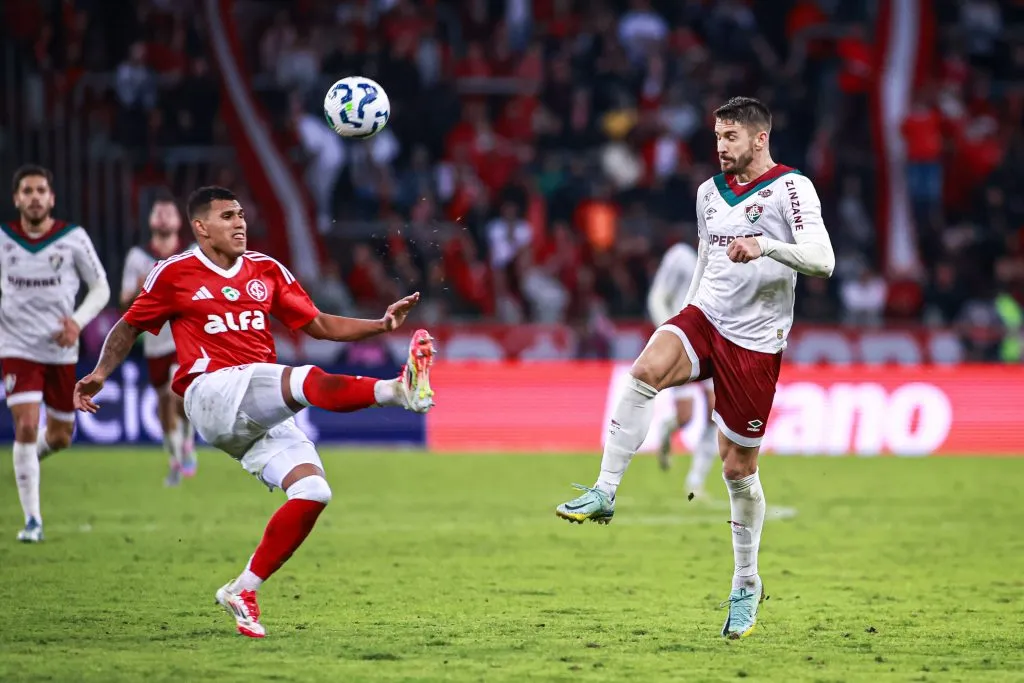 Braian Aguirre jogador do Internacional disputa lance com Everaldo jogador do Fluminense – Foto: Maxi Franzoi/AGIF