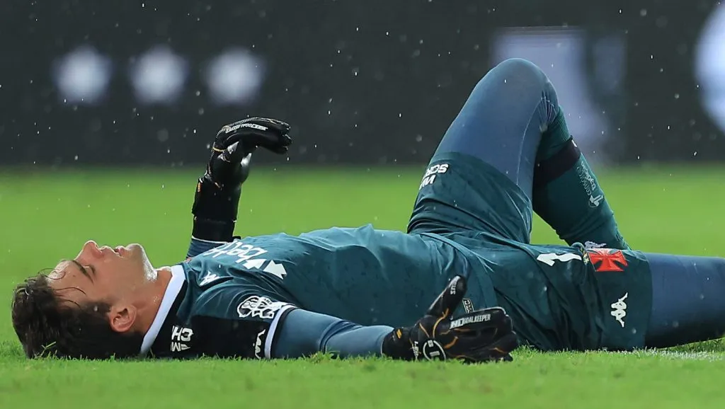 Vasco pode ter desfalque de Léo Jardim após diagnóstico de lesão após expulsão por cera no Beira Rio.